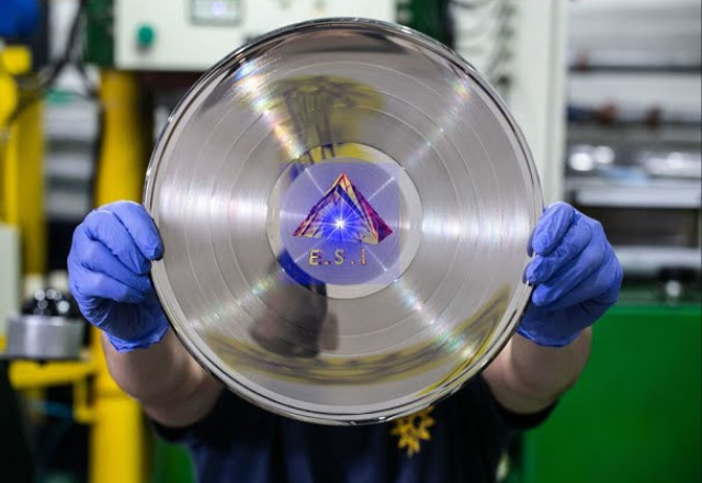 Como os discos são prensados e o processo por trás de um vinil
