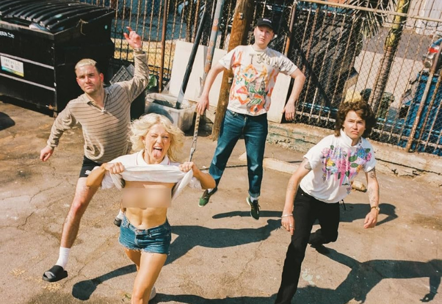 Amyl and The Sniffers – Cartoon Darkness é energia crua, suor de show e vinil que pede volume